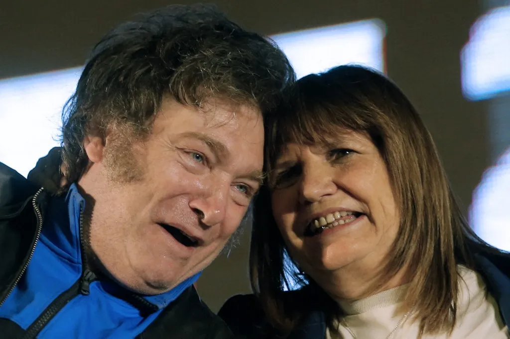 Terceira colocada no primeiro turno, Patricia Bullrich (do partido do ex-presidente Macri) apoia Milei no segundo turno