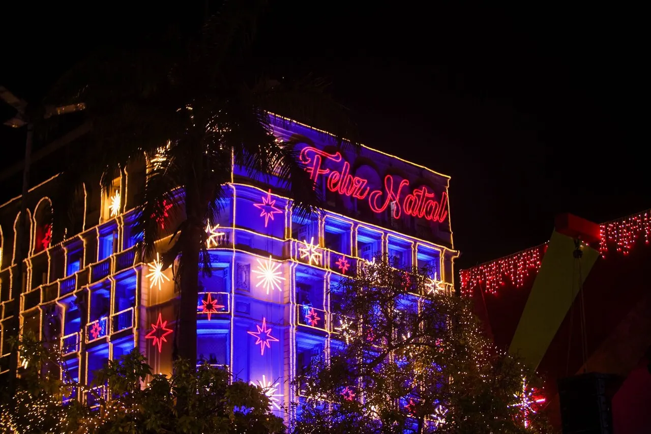 Hotel Excelsior decorado com luzes natalinas na Praça do Ferreira
