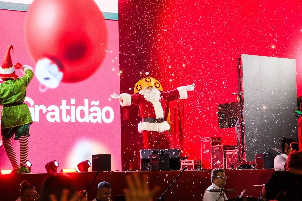 A chegada do Papai Noel também ocorreu na Praça do Ferreira
