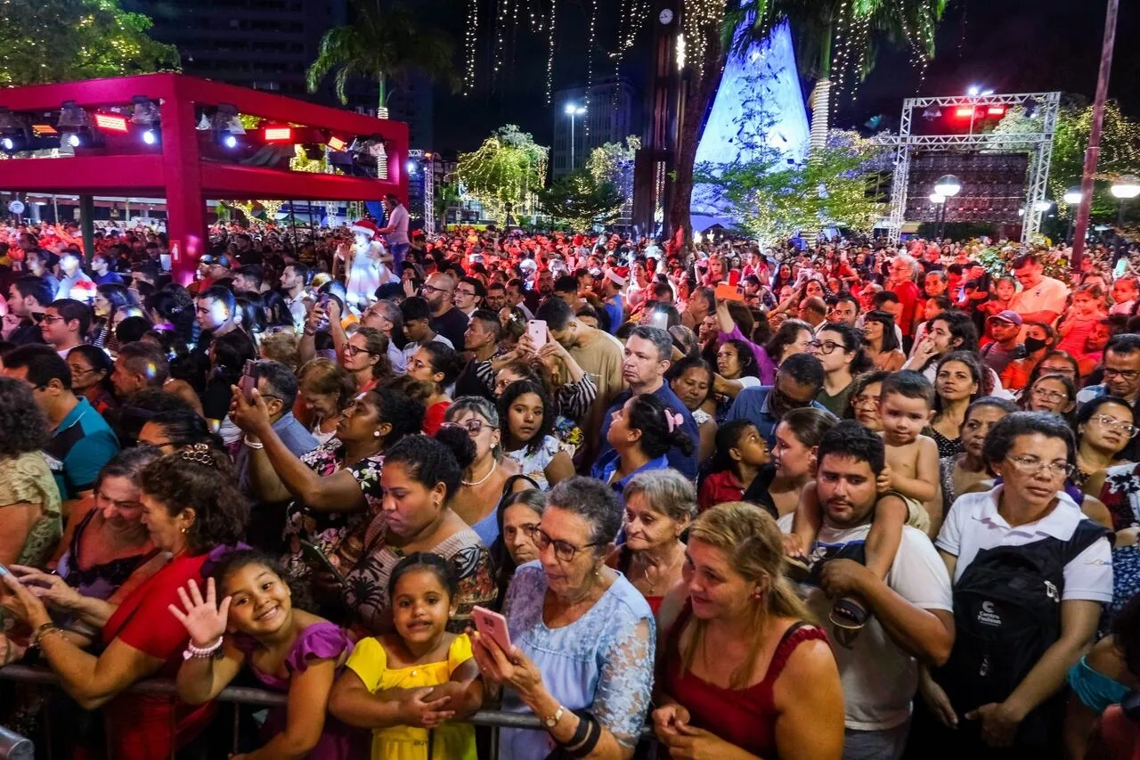 População aguarda a chegada do Papai Noel na Praça do Ferreira