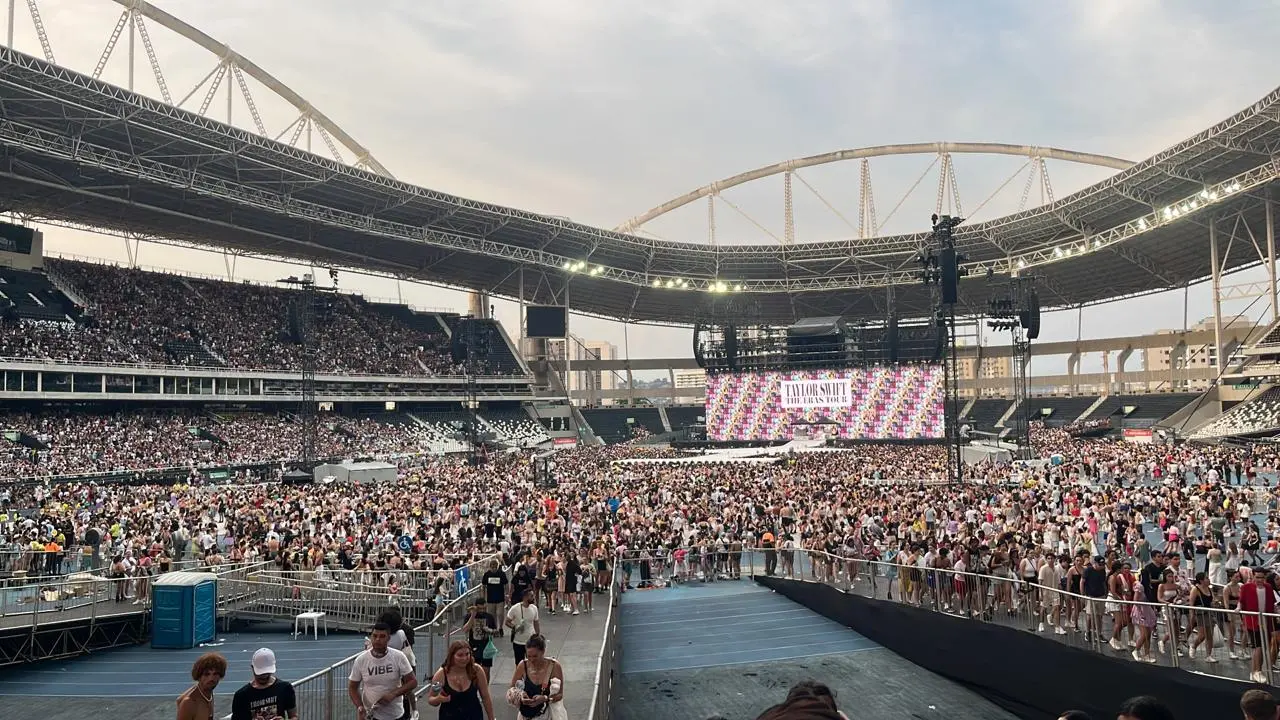 Foto de fãs esperando o início do show de Taylor Swift