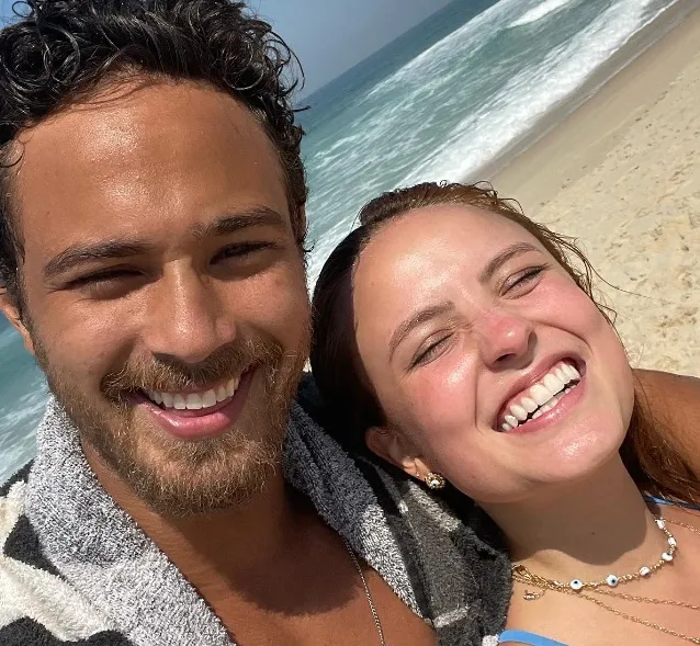 Além de aparecerem em público usando alianças, os jovens ainda compartilham tatuagens de casal