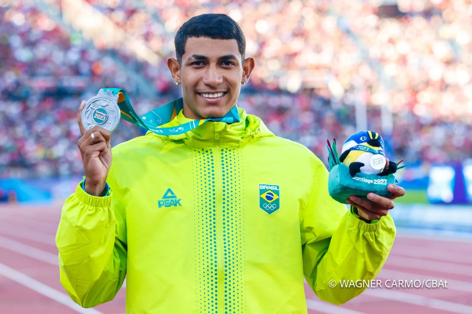 Matheus Lima com a medalha de prata, conquistada nos 400 metros com barreiras, no Pan2023