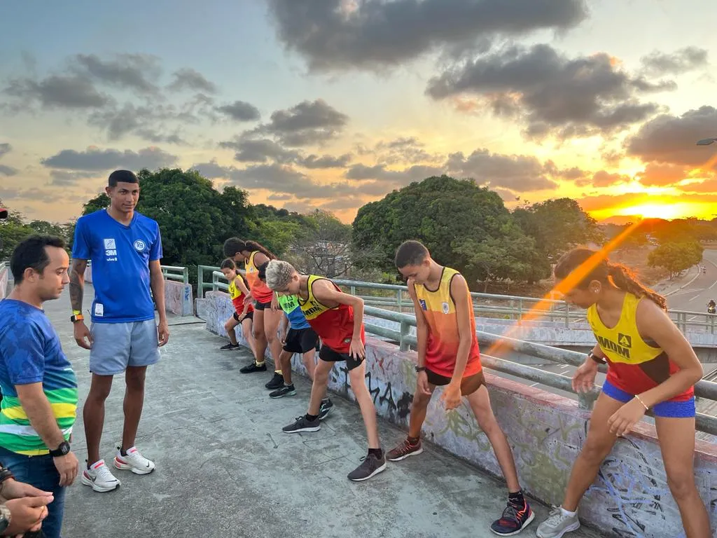 Matheus participando dos treinos com as crianças do Bairro