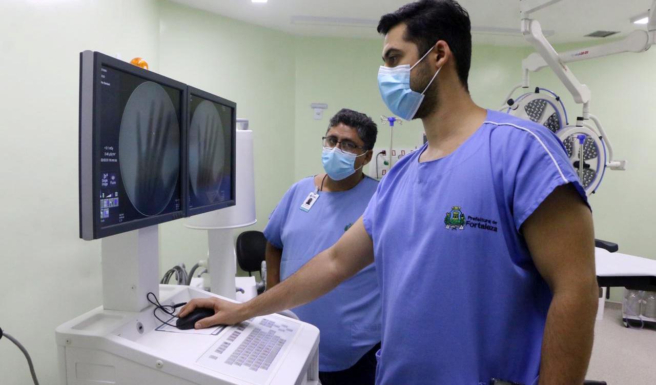 Imagem mostra dois profissionais de saúde realizando a análise de uma radiografia em um dos hospitais Frotinhas de Fortaleza. Hospitais Fortinhas de Fortaleza: quando buscar, serviços oferecidos e como ser atendido