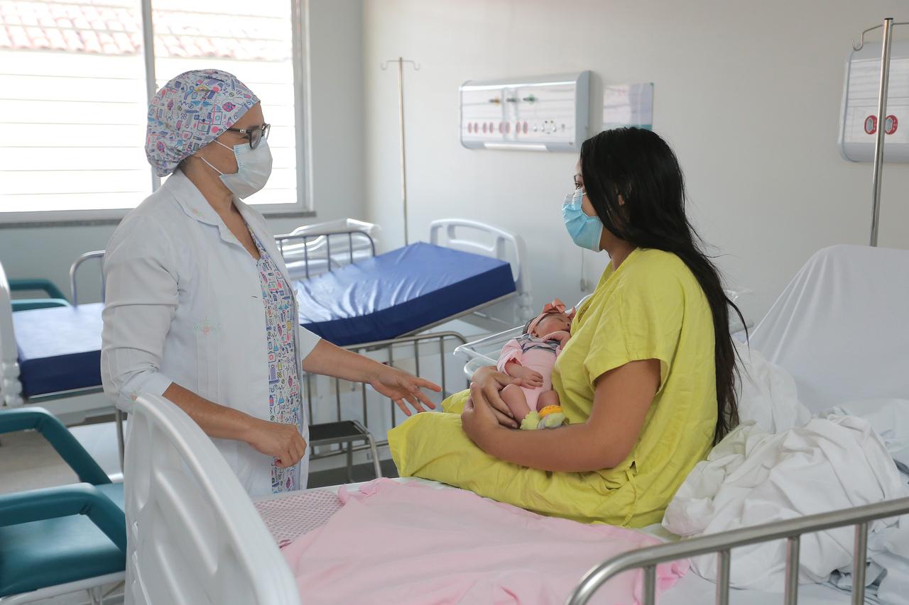 Profissional da saúde atende mãe e bebê recém-nascido em um dos hospitais da rede Gonzaguinha em Fortaleza. Hospitais Gonzaguinhas de Fortaleza: quando buscar, serviços oferecidos e como ser atendido