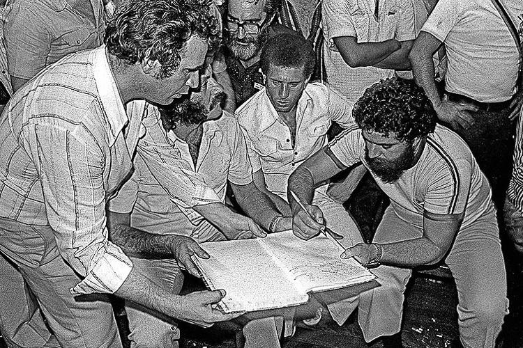 Lula assinando a Ata de fundação do partido, em 10 de fevereiro de 1980