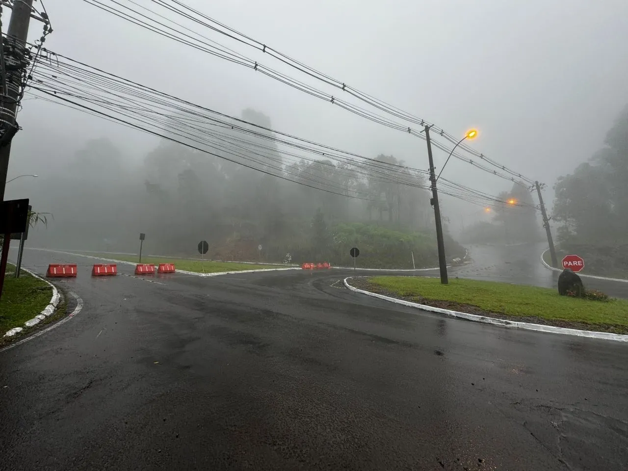 Bairro de Gramado foi isolado após rachaduras surgirem no solo