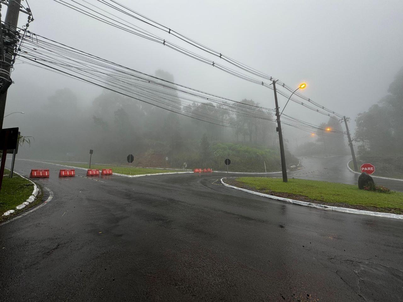 Bairro de Gramado isolado após rachaduras surgirem no solo