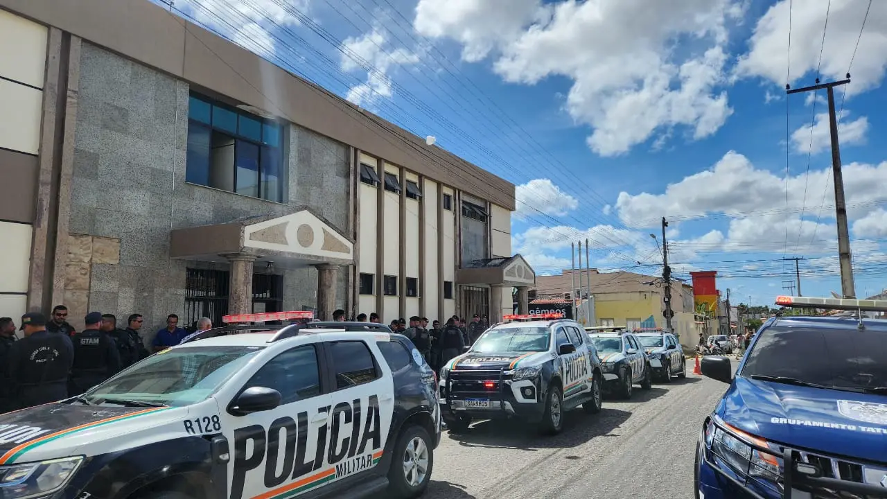 Polícia na porta da Câmara