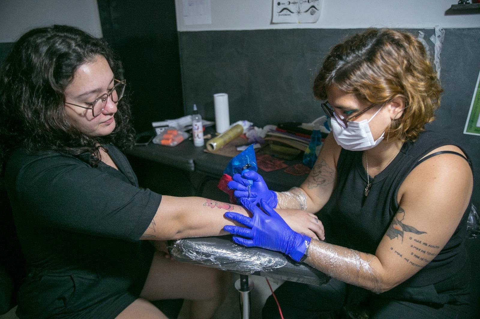 Lia Aguiar é tatuadora residente do estúdio Madame Tattoo, no Bairro de Fátima