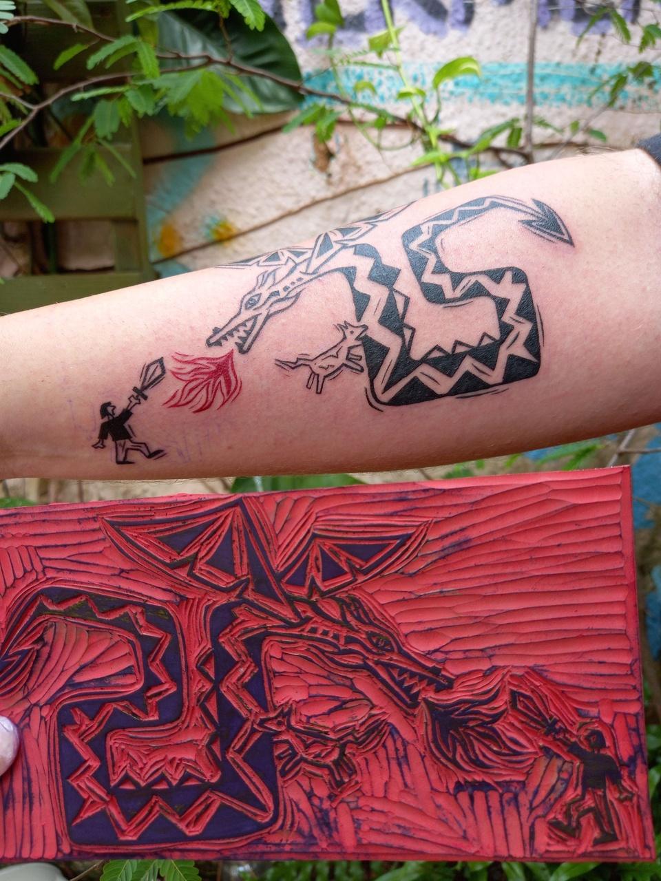 Seres míticos comuns na gravura fantástica dos cordéis figuram nas tatuagens realizadas por Lia Aguiar