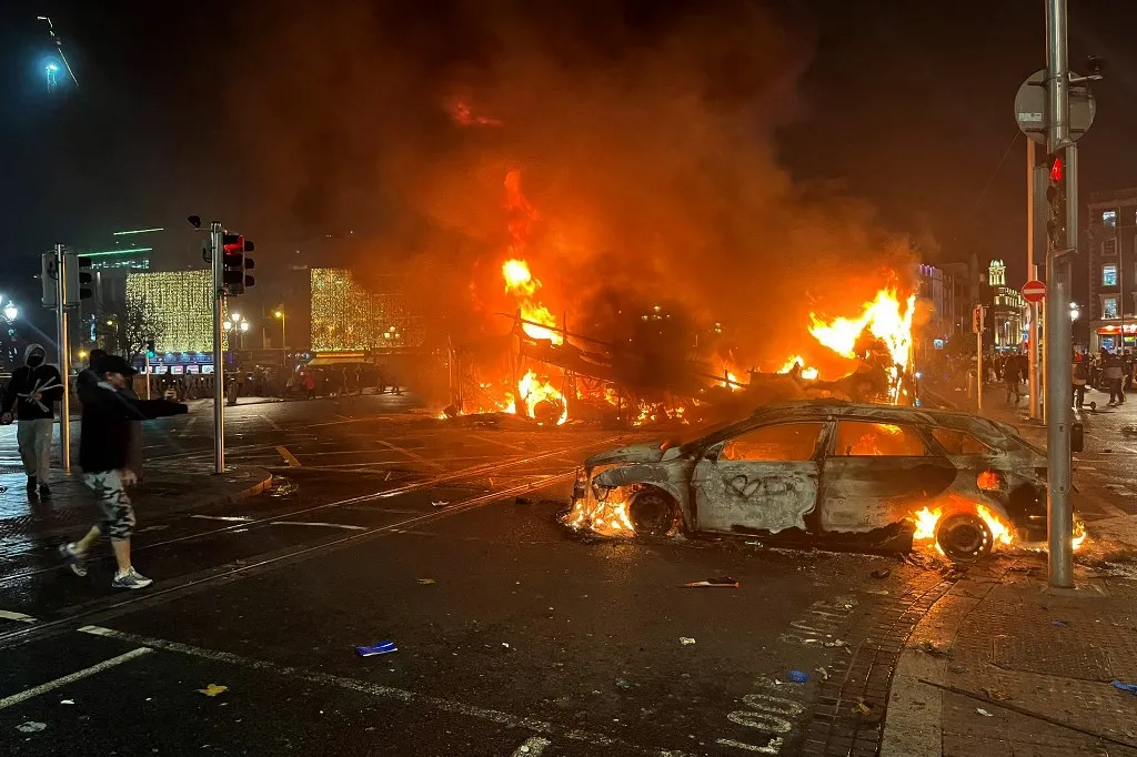 Durante manifestações após ataque, veículos foram incendiados e lojas foram saqueadas