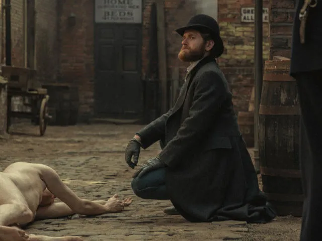 Em 1890, o policial Alfred Hillinghead (Kyle Soller) é supreendido com o aparecimento de um corpo na parte pobre de Londres