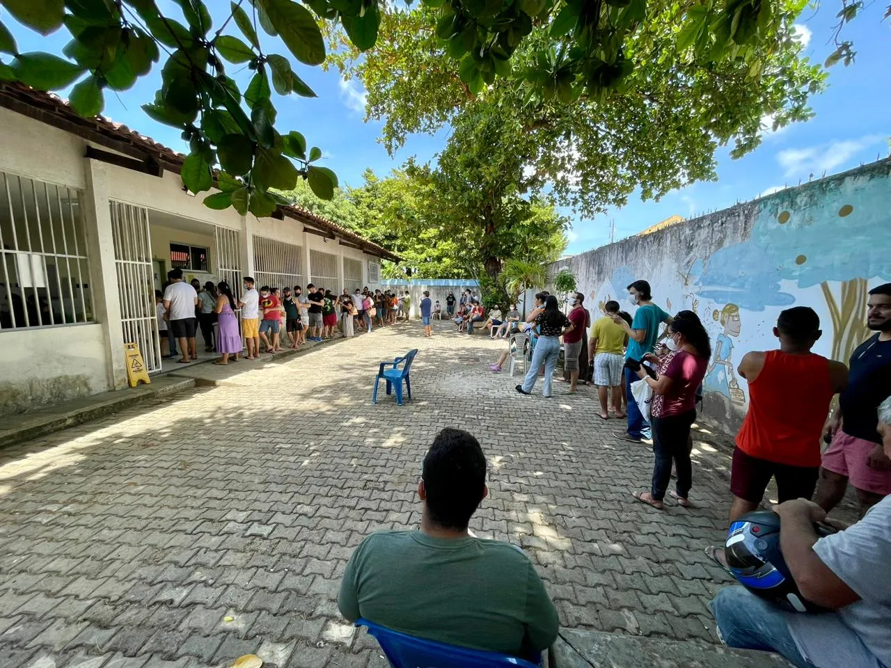 Longa fila de pessoas à procura de vacina se formou no Posto de Saúde Irmã Hercília, no bairro São João do Tauape