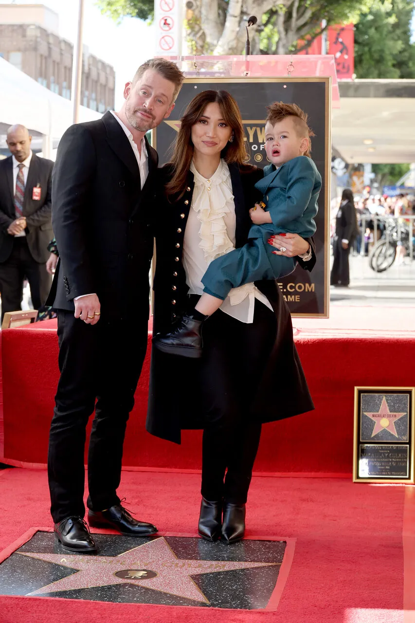 Dakota, de 2 anos, com a mãe, Brenda Song, e o pai, Macaulay Culkin