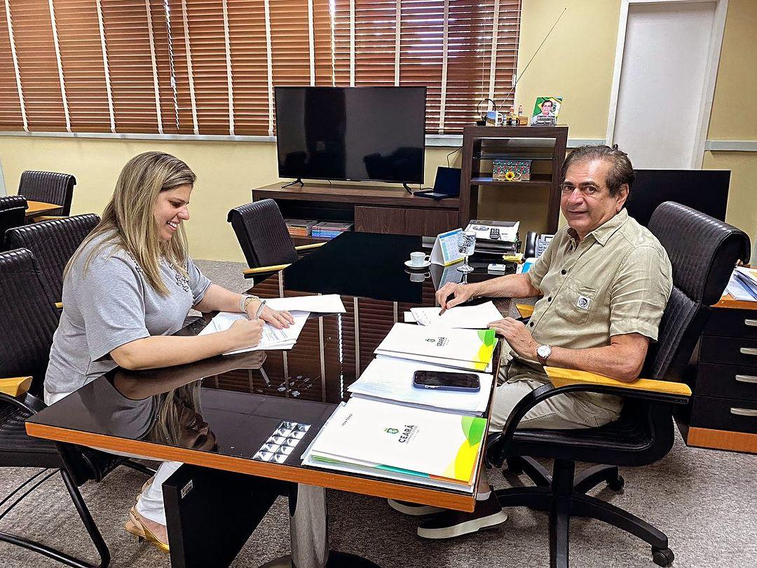 Prefeita Aline Albuquerque com o pai, na Secretaria das Cidades