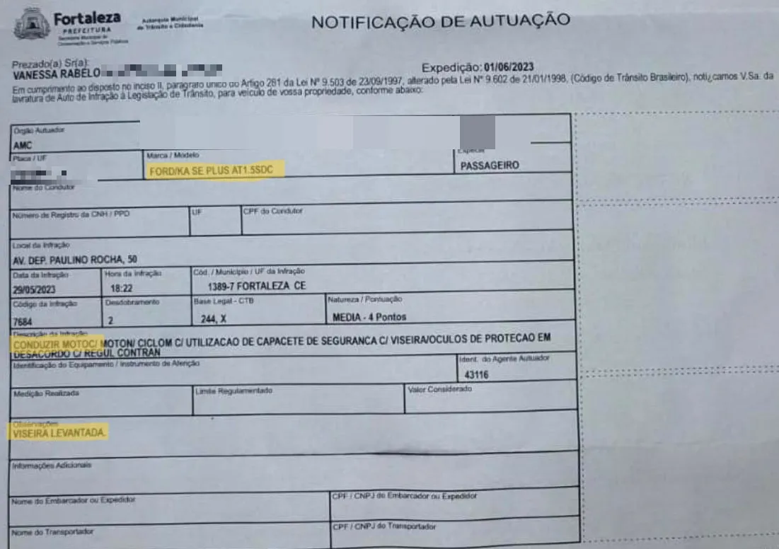 Empresária foi multada por andar com viseira de capacete levantada enquanto dirigia um carro