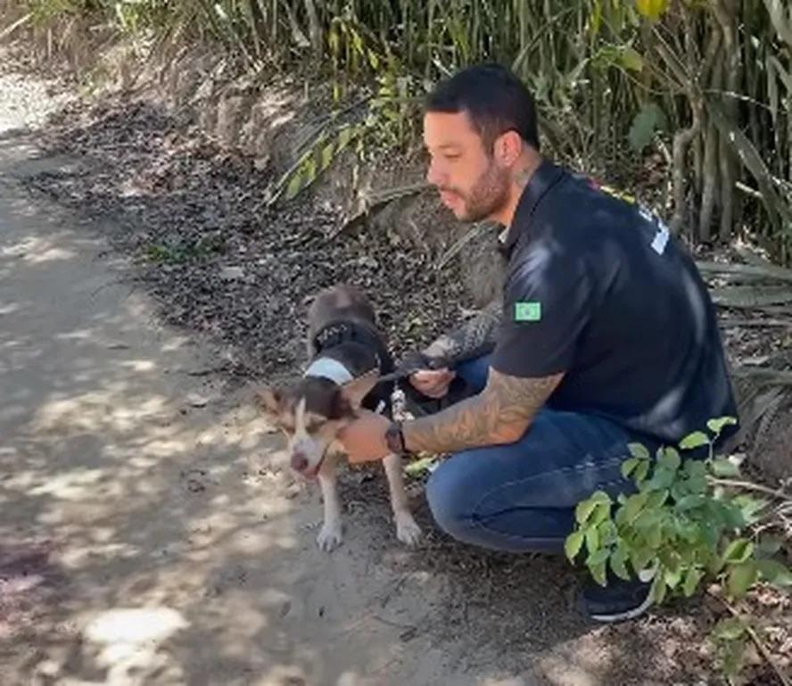 foto de policial com cachoro de argentina morta em búzios
