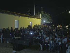 Ações como cineclubes e mostras de cinema ajudam a estimular acesso ao audiovisual no interior do Ceará; na imagem, registro de ação do Cineclube Dikebrada, em Tianguá