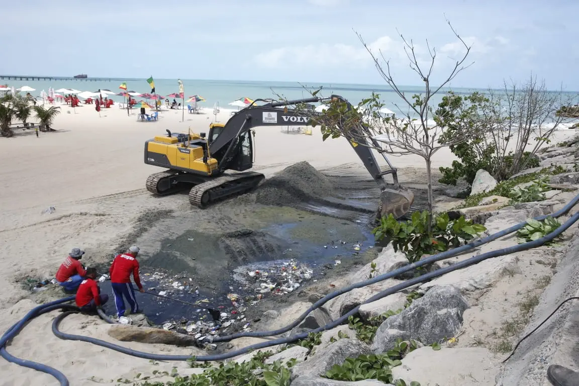 Esgoto na areia da praia de iracema