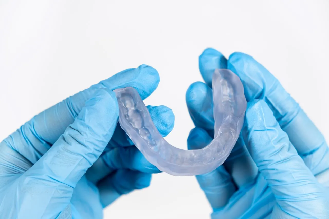 Como o bruxismo do sono é involuntário, a forma de controlar os efeitos é por meio da famosa placa para bruxismo, dispositivo oclusal que deve ser usado apenas durante o sono
