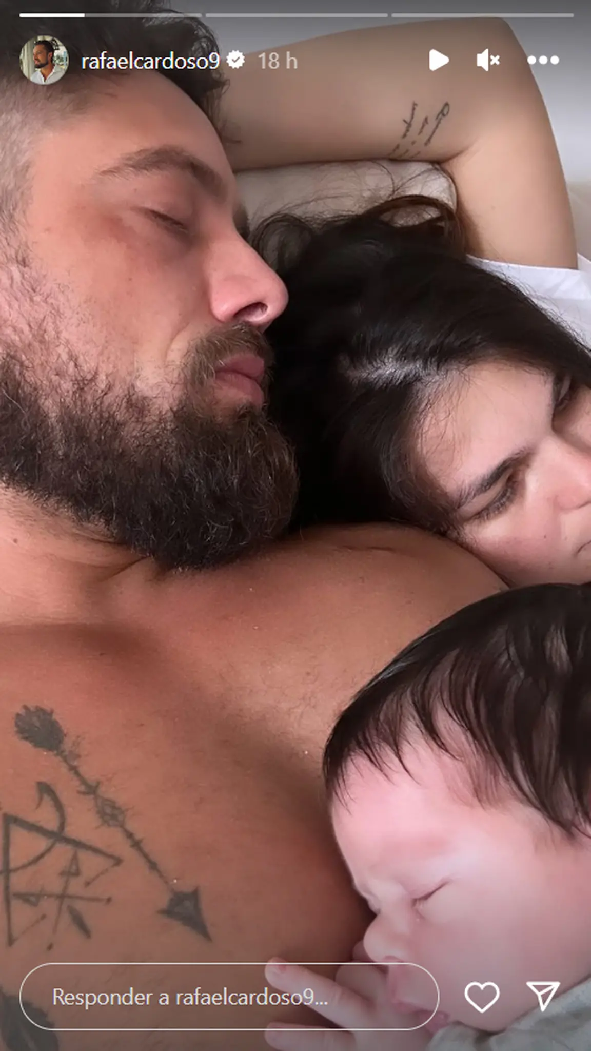 Rafael Cardoso com a filha recém-nascida e a mãe da pequena
