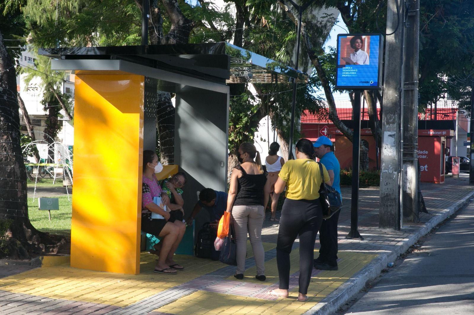 Foto de nova parada de ônibus na praça da imprensa, em Fortaleza