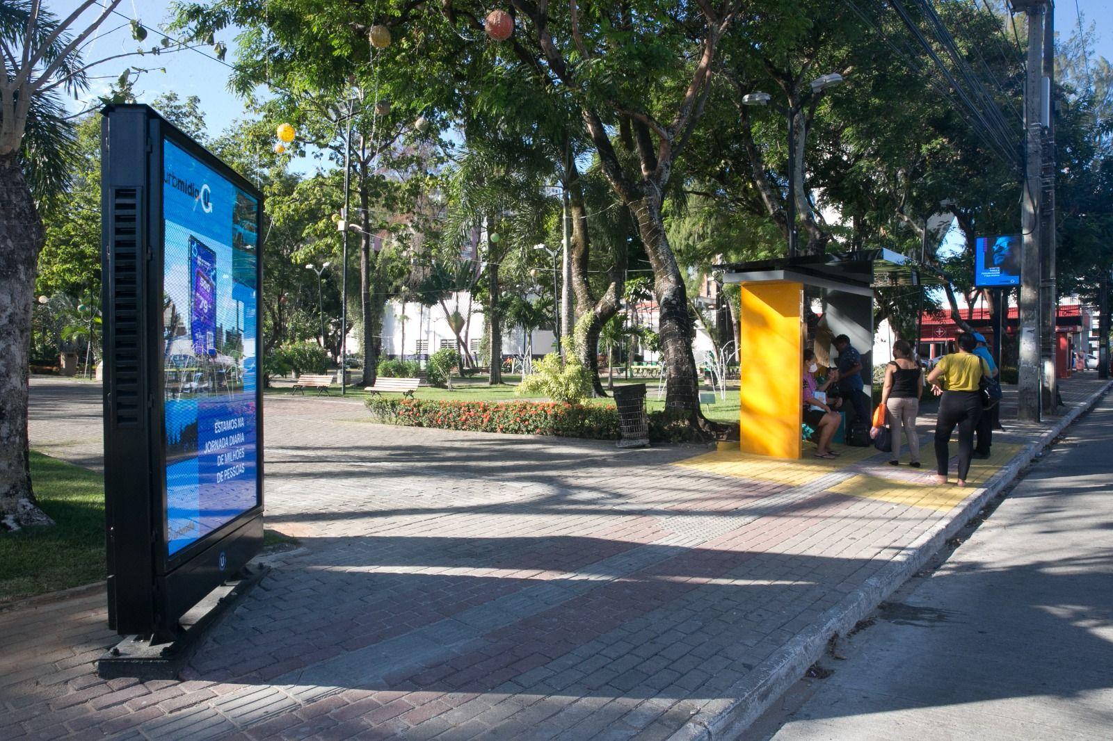foto de nova parada de ônibus em fortaleza, na praça da imprensa
