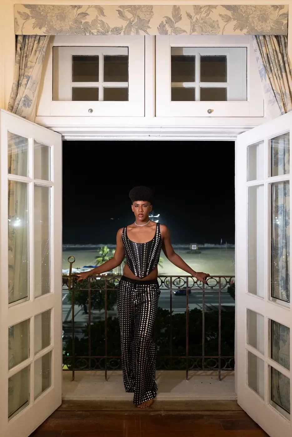 Pedro Henrique apostou em um cropped de couro, sobreposto por um blazer, e calça com aplicações de spikes