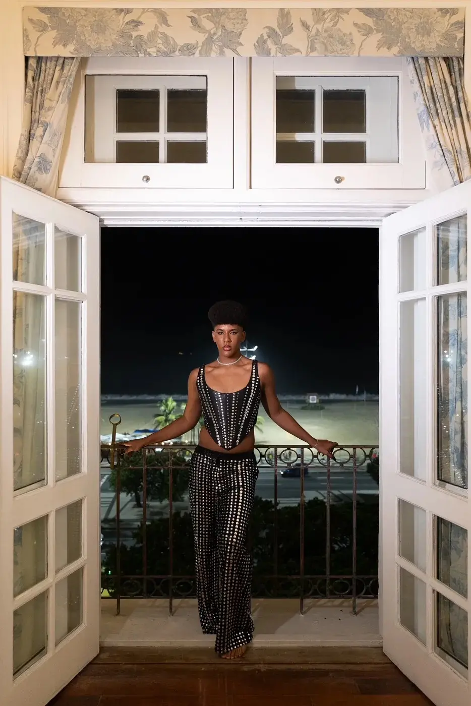 look usado por Pedro Henrique no aniversário de 15 anos no Copacabana Palace. Ele vestiu um cropped de couro, sobreposto por um blazer, e calça com aplicações de spikes