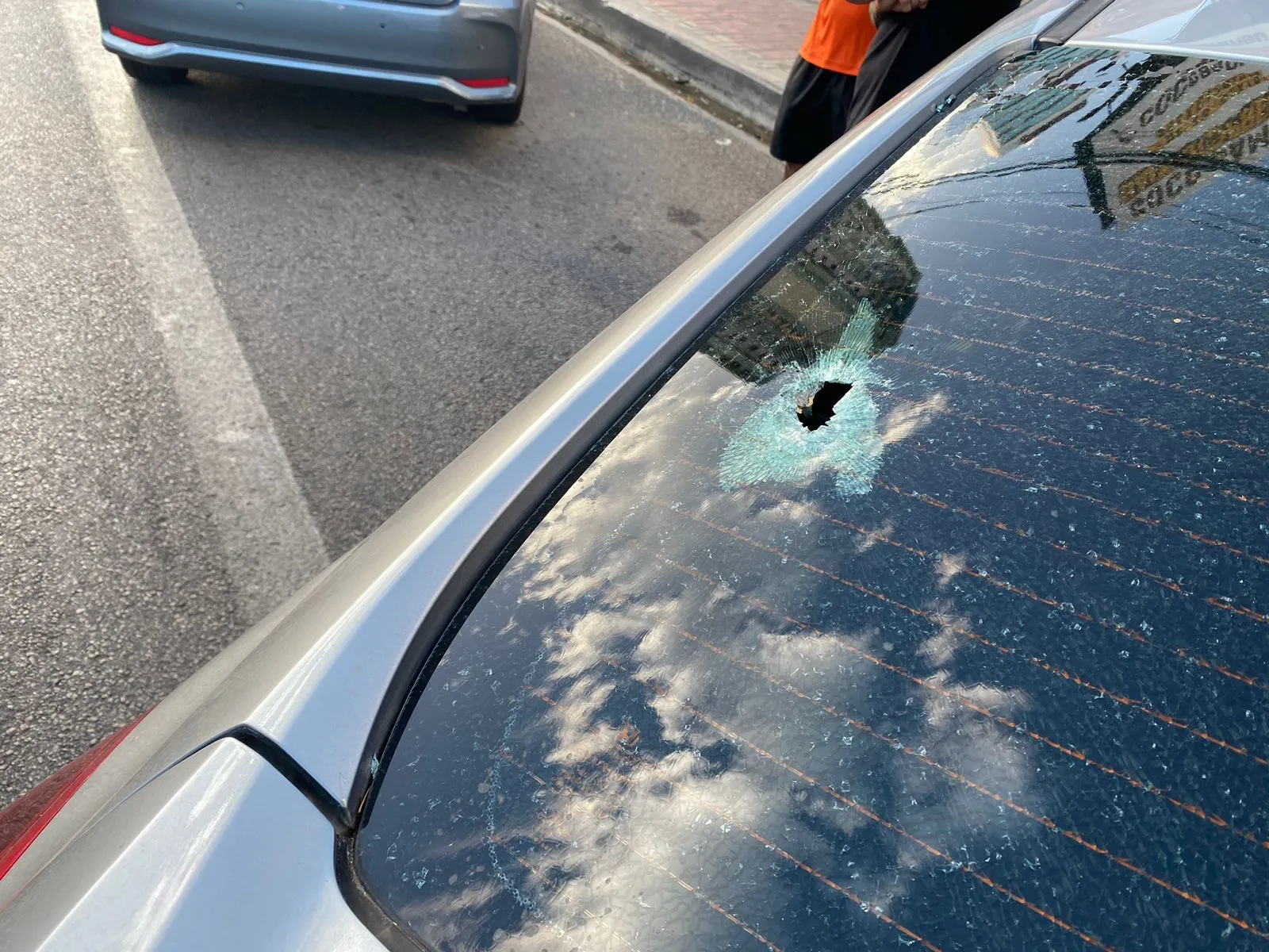 O carro foi alvejado por disparos enquanto fugia de abordagem