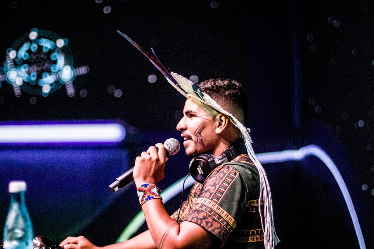 Além da atuação como DJ, Rapha Anacé também é uma jovem liderança indígena