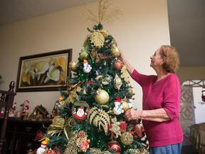 A enorme árvore de Natal, no meio da sala de Rita Soares, é montada já na primeira quinzena de novembro