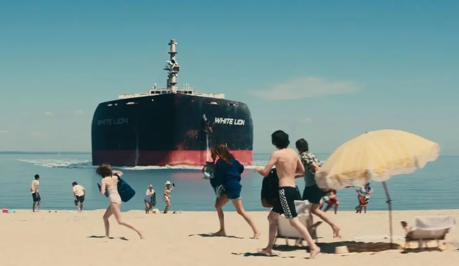 Pessoas correm em desespero na praia enquanto um navio gigante se aproxima