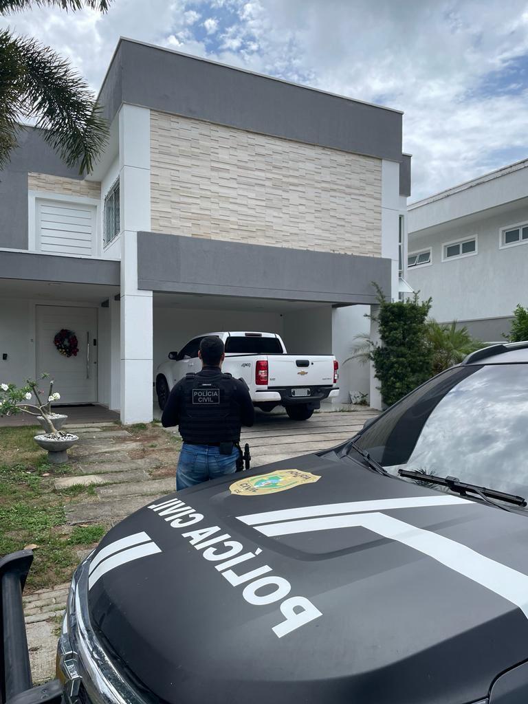Policiais civis realizaram buscas em um condomínio de alto padrão localizado no Eusébio, na Região Metropolitana de Fortaleza