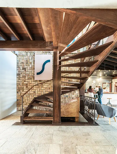 Escada flutuante em madeira maciça