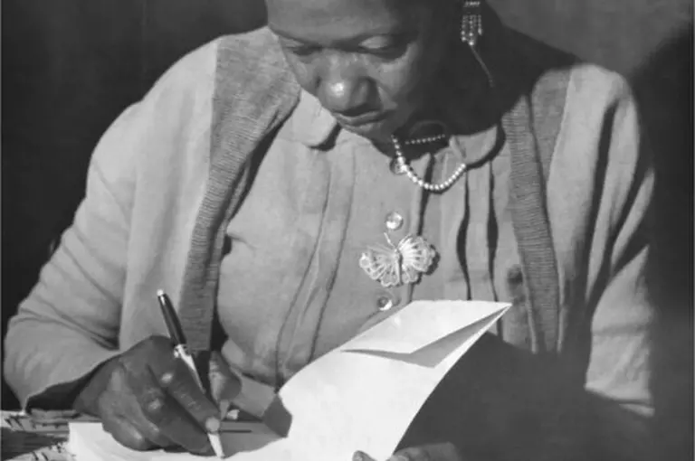 A mineira Carolina Maria de Jesus (1914-1977), de “Quarto de despejo: diário de uma favelada”, que nomeia o prêmio criado pelo MinC em 2023