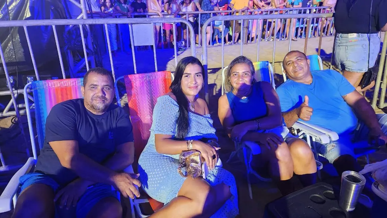 fãs de roberto carlos sentados em cadeiras de sol no aterro da praia de iracema