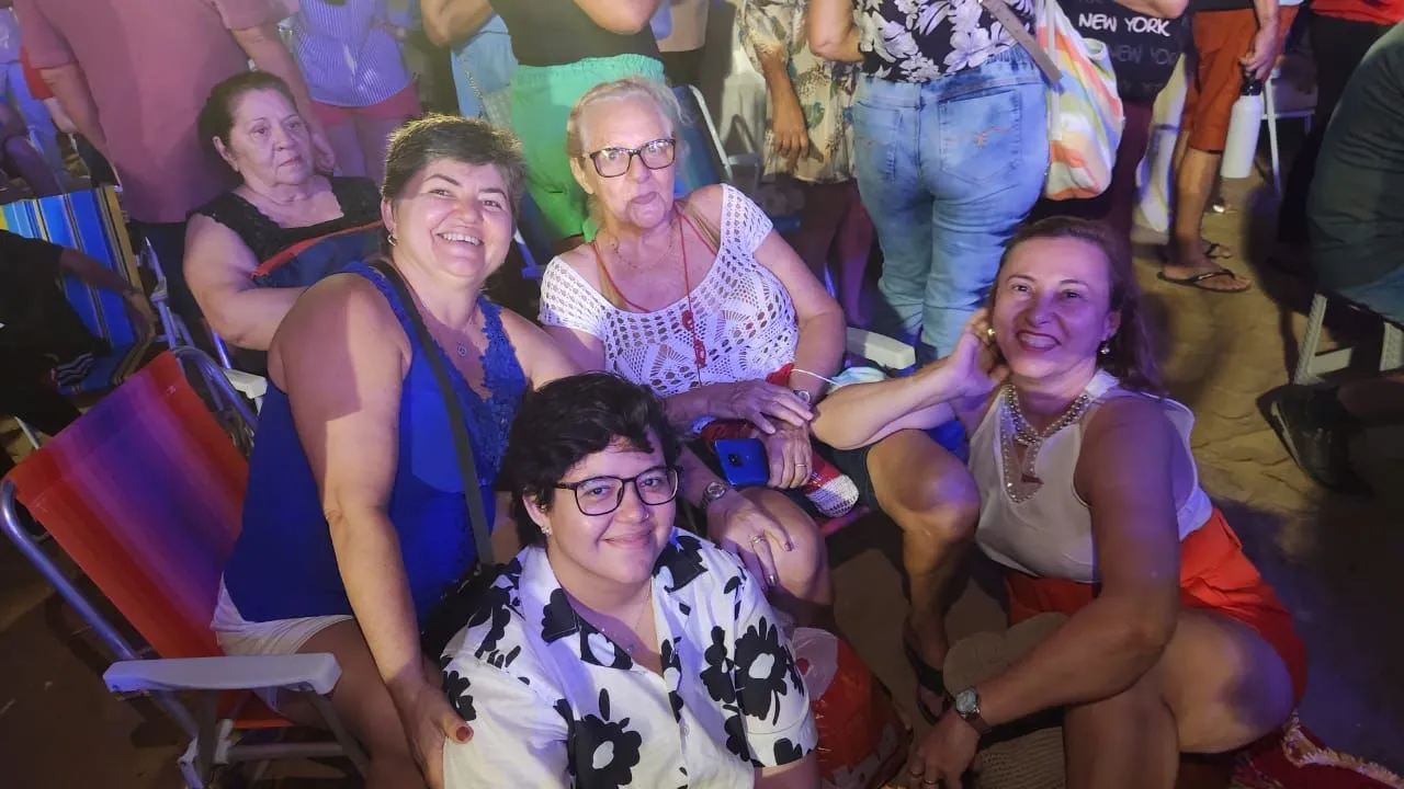 Cléa (primeira da esquerda para a direita) e sua família são fãs de Roberto Carlos desde crianças
