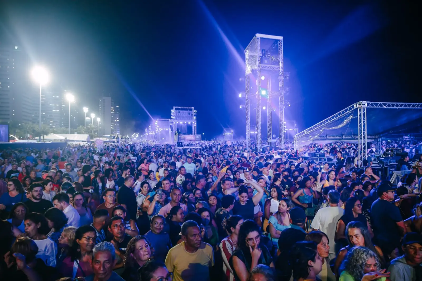 foto de multidão no réveillon de fortaleza no aterro da praia de iracema