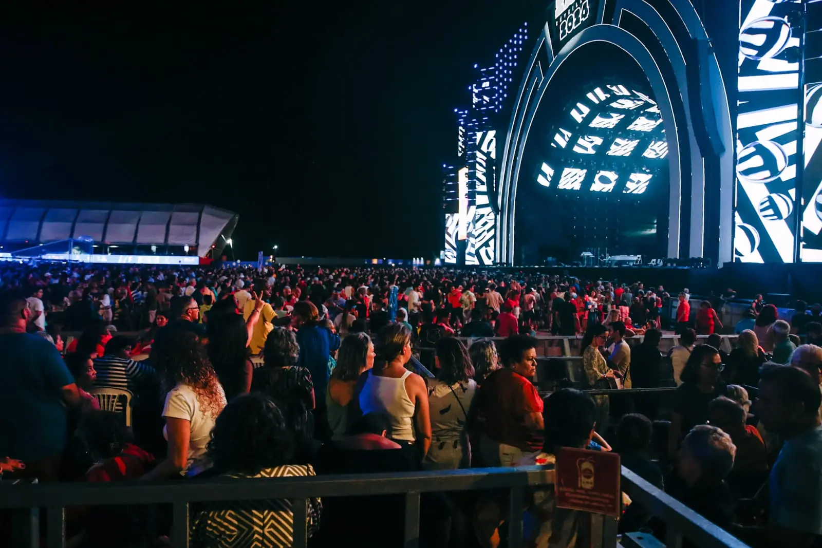 foto de público no aterro da praia de iracema para o show de roberto carlos