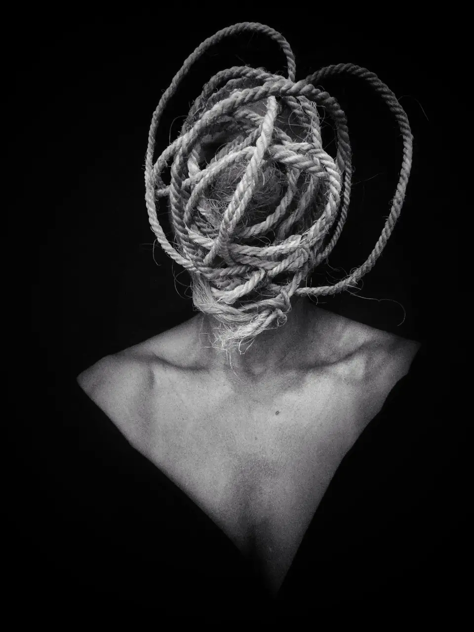 Elementos de cotidiano ajudam a compor as imagens de autorretratos propostas por Jane Batista, de alimentos como ovos e mel a objetos como linhas e cordas — caso da obra acima, fotografia sem título de 2023