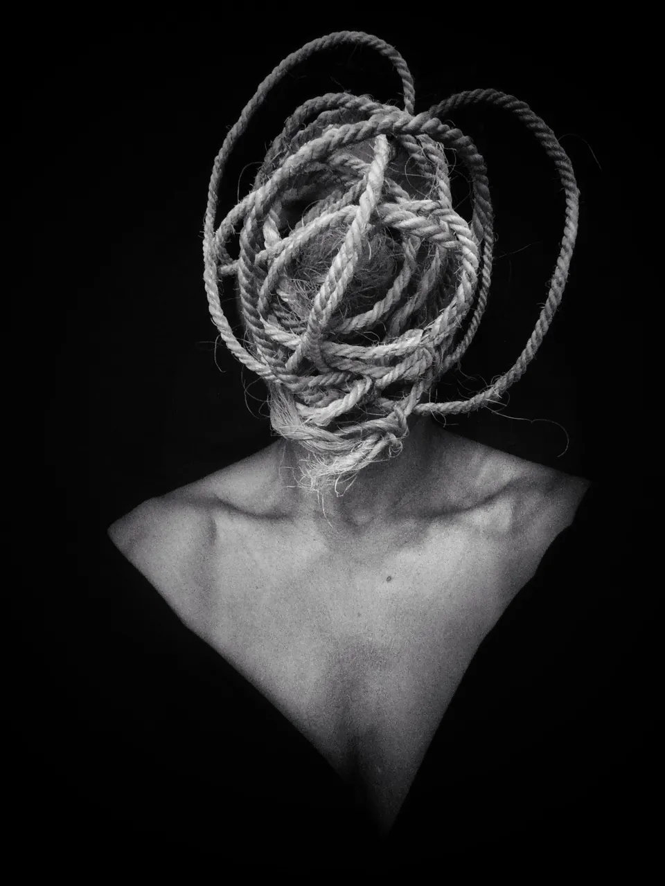 Elementos de cotidiano ajudam a compor as imagens de autorretratos propostas por Jane Batista, de alimentos como ovos e mel a objetos como linhas e cordas — caso da obra acima, fotografia sem título de 2023