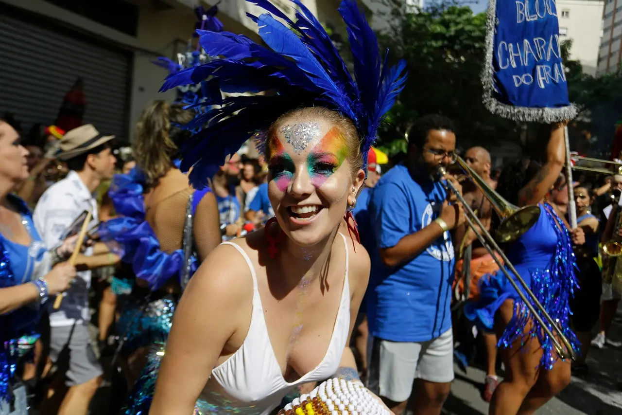 Com foto no rosto, a maquiagem se transforma em fantasia de carnaval