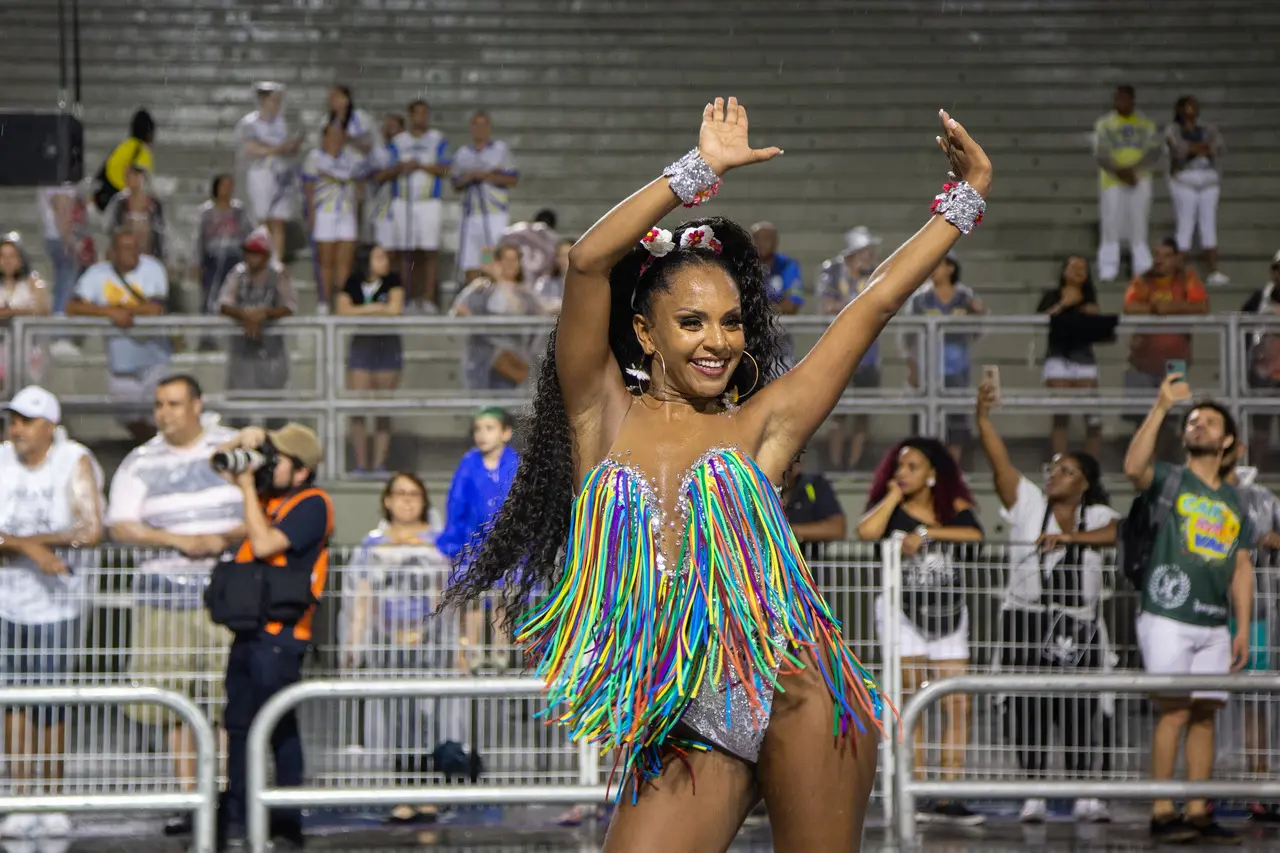 Look com franjas coloridas é tendência para o Carnaval de Rua em Fortaleza