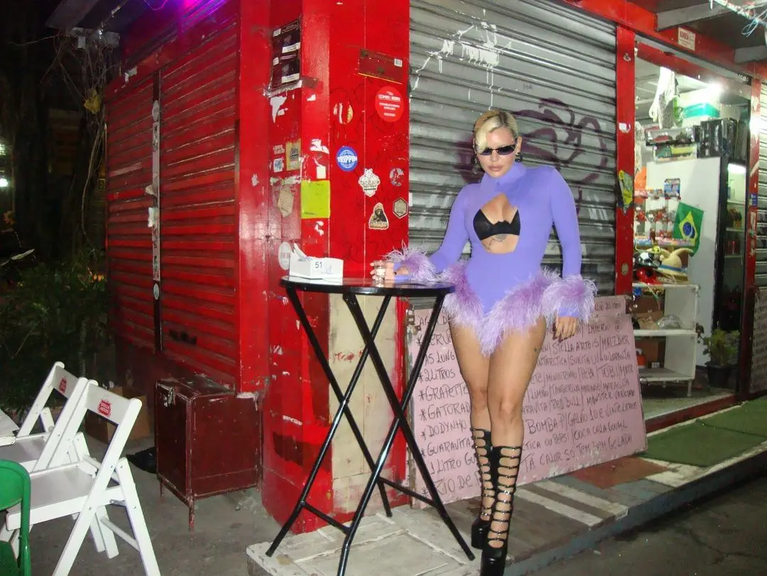 Cantora Duda Beat com look de tendências para o Carnaval 2024: ousadia, cores fortes e volume em destaque nas mangas e no body