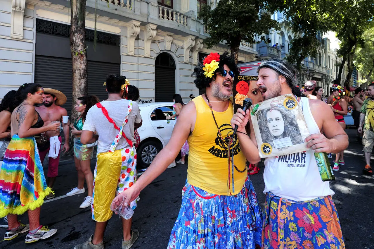 Homenagens aos ídolos da música e reproduções de capas de discos também fazem parte da folia