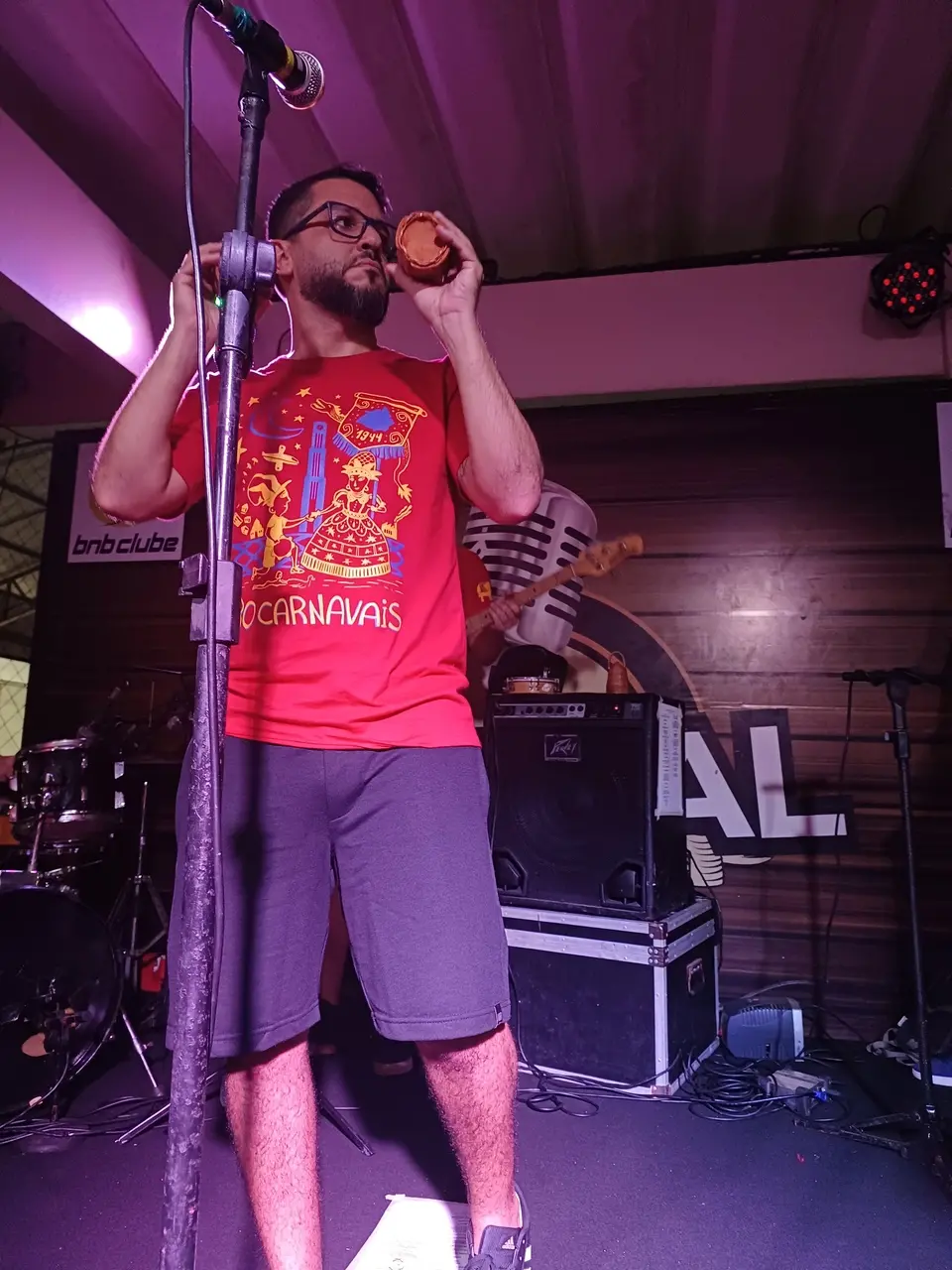 Camisa de 2024 do Luxo da Aldeia, assinada pela dupla de artistas Clarissa Salomoni e Rafael Viana, traz símbolos das músicas de Fausto Nilo