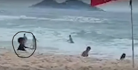 Gravação mostra menino indo em direção ao mar